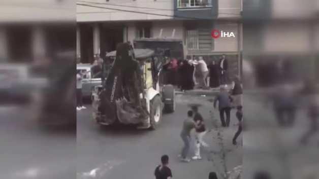Mahalledeki kavgaya iş makinesiyle geldi! 20 kişi yaralandı Mahalledeki kavgaya iş makinesiyle geldi! 20 kişi yaralandı