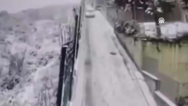 Başakşehir’de kayarak inen sürücü, aracından atlamak zorunda kaldı Başakşehir’de kayarak inen sürücü, aracından atlamak zorunda kaldı