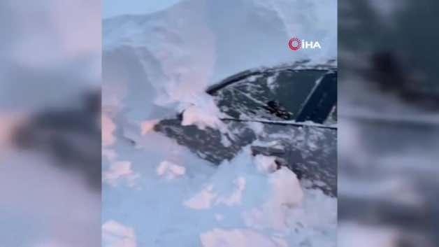 Tonlarca ağırlıktaki kar kütlesinin altında kalan otomobil böyle çıkarıldı Tonlarca ağırlıktaki kar kütlesinin altında kalan otomobil böyle çıkarıldı