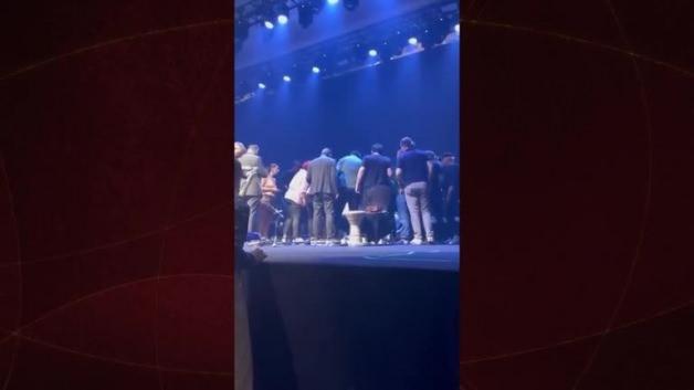 Volkan Konak KKTC’de konser sırasında kalp krizi geçirdi: O anlar kameralara yansıdı! Volkan Konak KKTC’de konser sırasında kalp krizi geçirdi: O anlar kameralara yansıdı!