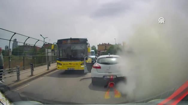 Bıçaklı sürücüye yangın tüpüyle müdahale kamerada