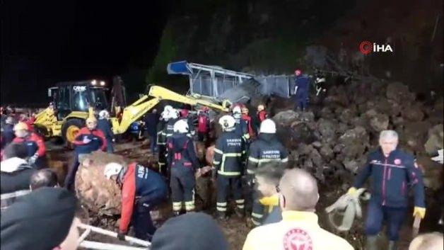 Samsun’da heyelan altında kalanları kurtarma çalışmaları başladı Samsun’da heyelan altında kalanları kurtarma çalışmaları başladı