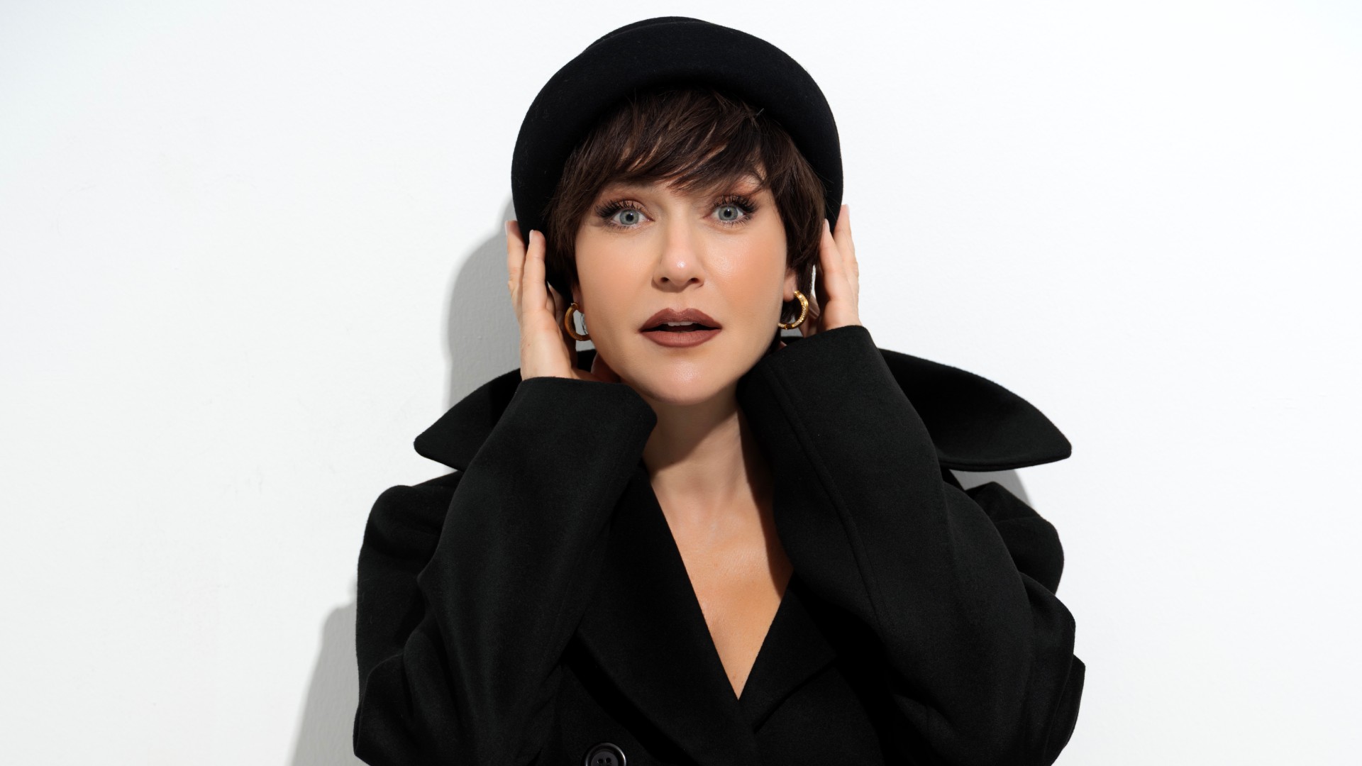 Şevval Sam’dan zamansız bir müzikal yolculuk: “Paralı” Şevval Sam’dan zamansız bir müzikal yolculuk: “Paralı”