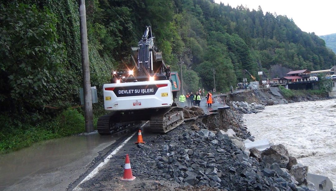 Rize’de hastalar, çöken yoldan iple tahliye edildi