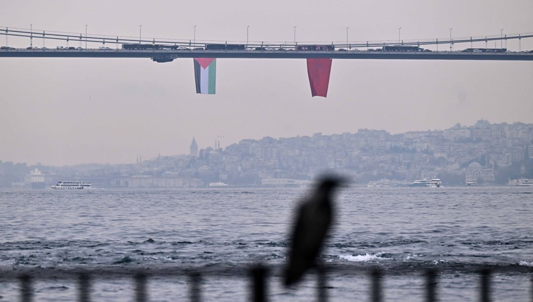 Köprülere Filistin bayrağı asıldı