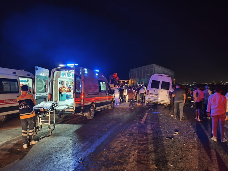 Yolcu minibüsü traktöre çarptı! Çok sayıda yaralı var