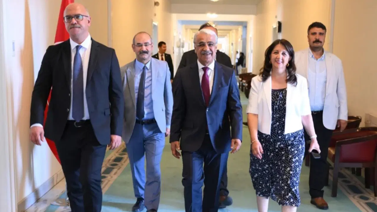 DEM Parti’den, İmralı’da 3,5 saatlik görüşme: Yazılı açıklama yarın yapılacak – Son Dakika Siyaset Haberleri