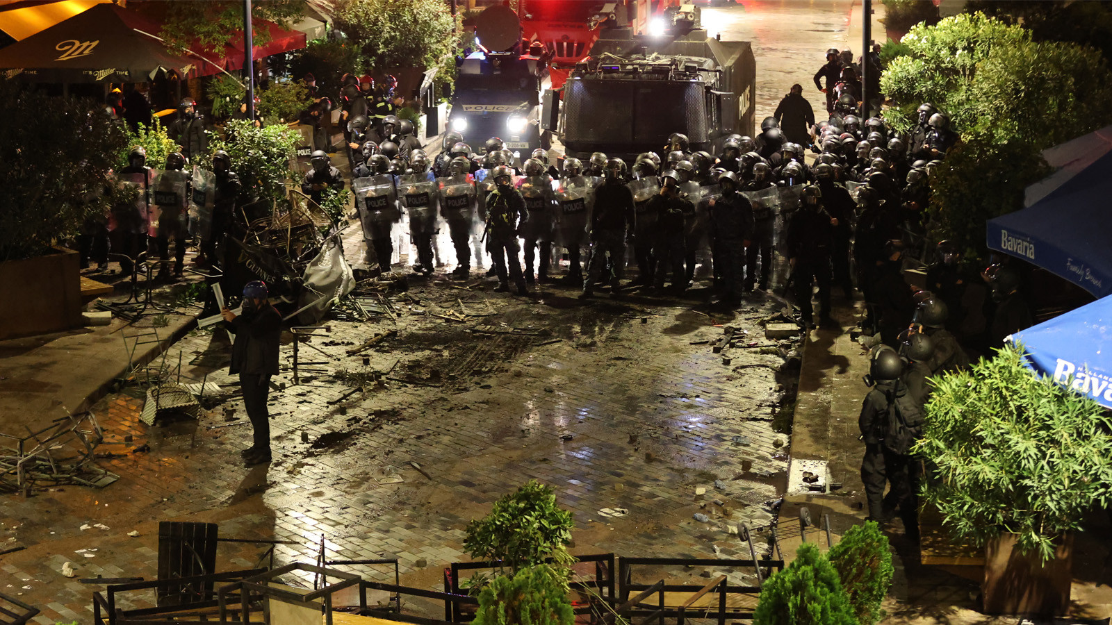 Gürcistan’da gerilim tırmanıyor! Sokaklar karıştı: Çok sayıda yaralı var