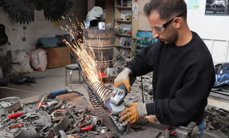 Balıkçılıktan Sanata: Metal Parçalarla Eserler Üretiyor