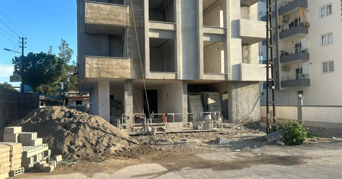 Adana’da İnşaat İşçisi 4. Kattan Düşerek Hayatını Kaybetti