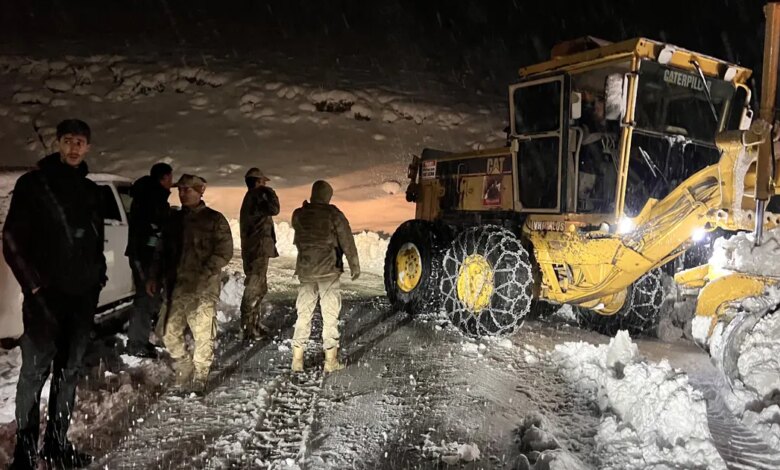 Hakkari’de kar nedeniyle mahsur kalan 7 araç kurtarıldı Hakkari’de kar nedeniyle mahsur kalan 7 araç kurtarıldı