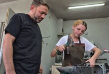 Usta Sanatçı, Kızına Zanaatını Aktarıyor