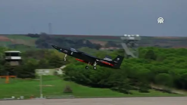 Bayraktar KIZILELMA simüle atışta F-16’ya kilitlendi tam isabetle imha etti Bayraktar KIZILELMA simüle atışta F-16’ya kilitlendi tam isabetle imha etti