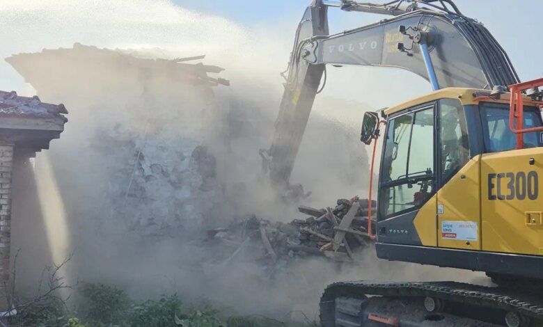 Sındırgı’da Hasarlı Yapıların Yıkımı Devam Ediyor